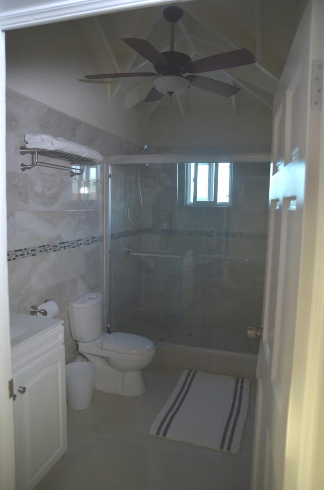 Ixoras Beach Apartments Saint Peter Room photo