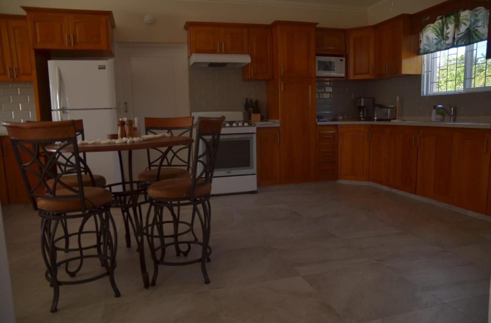 Ixoras Beach Apartments Saint Peter Room photo
